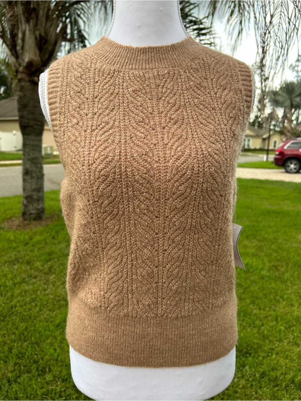 NWT🌷Astr Pernille Crew Neck Sleeveless Cable Knit Sleeveless Sweater